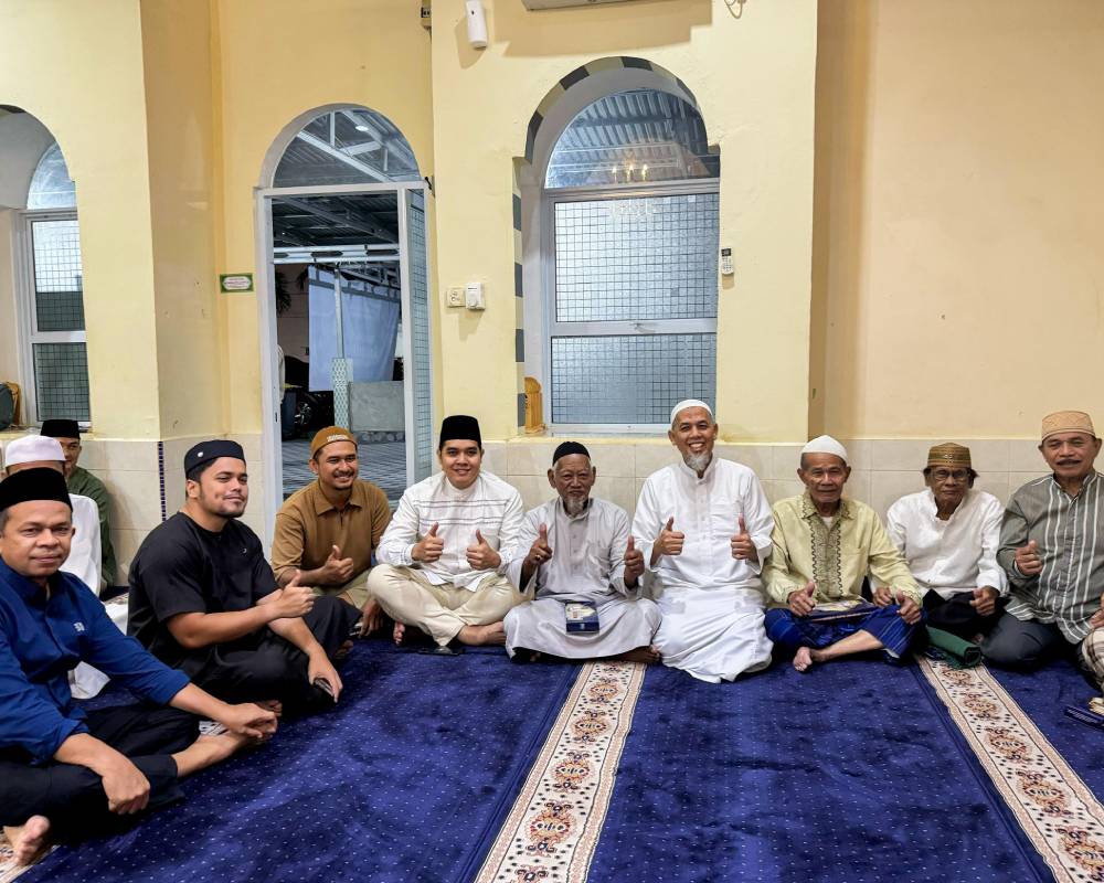 Safari Ramadhan Di Mushalla Arief Rahman Hakim, Wako Paisal Serahkan Sejumlah Bantuan Dan Ajak Jamah Untuk Istiqomah 