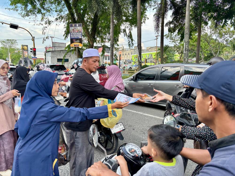 PKBM Ibnu Syahadi Gelar Program Sedekah Ramadhan "Bagi-Bagi Takjil" untuk Masyarakat