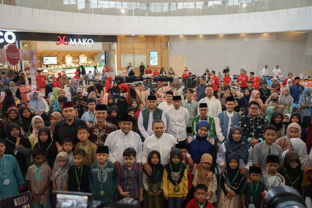 Berbagi Kebahagiaan Di Bulan Ramadhan, Gubri Abdul Wahid Ajak Anak Yatim Dan Dhuafa Di Kota Dumai Belanja Baju Rayo Besamo 