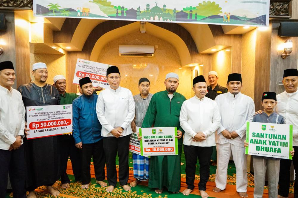 Perdana Safari Ramadhan Di Kota Dumai, Gubernur Abdul Wahid Serahkan Sejumlah Bantuan Untuk Masjid Nurul Yaqin Dan Paket Santunan Idul Fitri Untuk Warga Dumai
