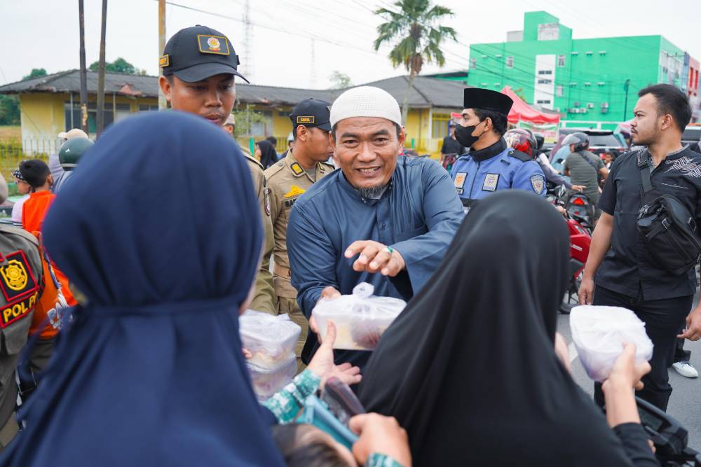 Bersama PBSR Kota Dumai, Wawako Sugiyarto Bagikan 1000 Takjil Menjelang Berbuka Puasa Untuk Masyarakat Kota Dumai 