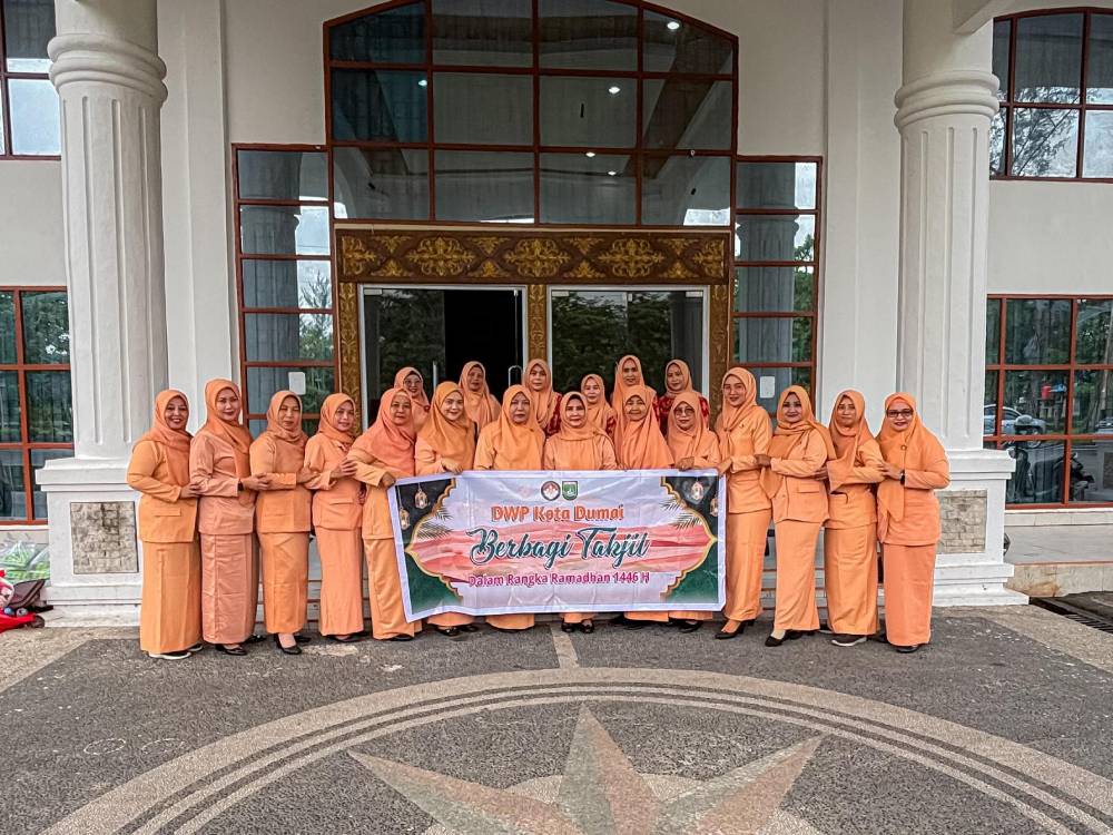 Jadikan Ramadhan Momen Istimewa, Dharma Wanita Persatuan Kota Dumai Bagikan Paket Takjil Gratis  