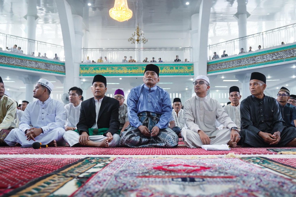Semarak Hari Kemenangan, Wawako Sugiyarto dan Rombongan Pemko Dumai Salat Idul Fitri di Masjid Agung Al Manan