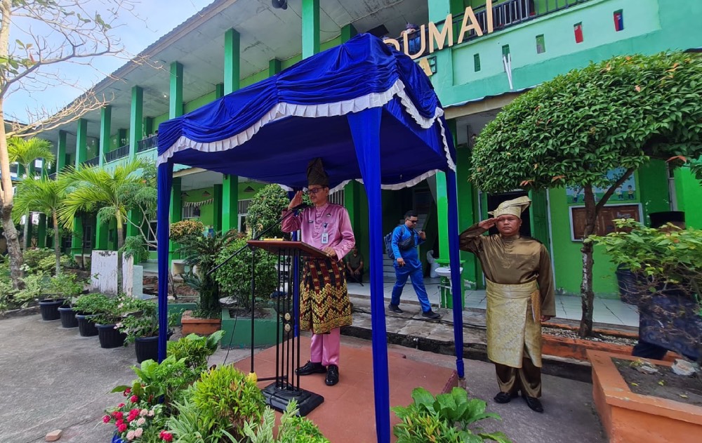 Ikuti Upacara Peringatan Hardiknas Di SMP Negeri 2 Dumai, Sekdako Berikan Beberapa Pesan Untuk Tenaga Pendidik Dan Para Siswa/I