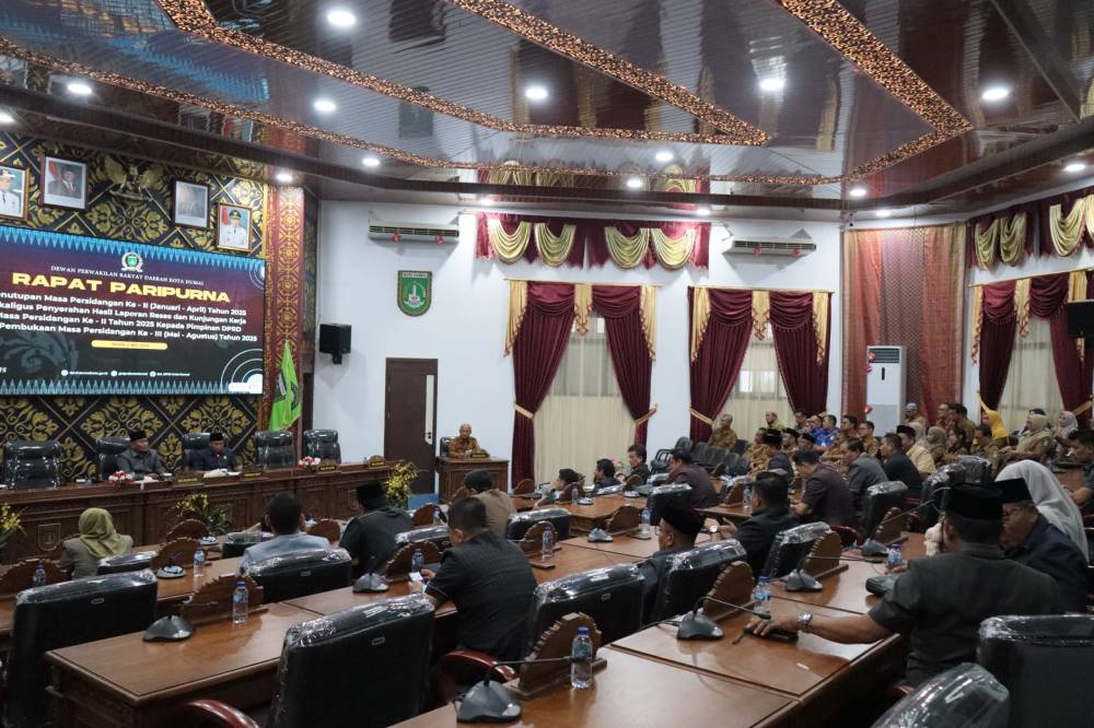 Paripurna Penutupan Masa Persidangan II Tahun 2025, Wawako Sugiyarto Terima Laporan Hasil Reses dan Kunker DPRD Dumai