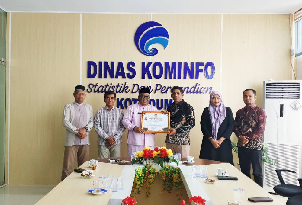 Apresiasi Kerja Sama Terhadap Suksesnya Pilkada 2024 di Dumai Kota Idaman, Diskominfotiksan Terima Piagam Penghargaan dari KPU