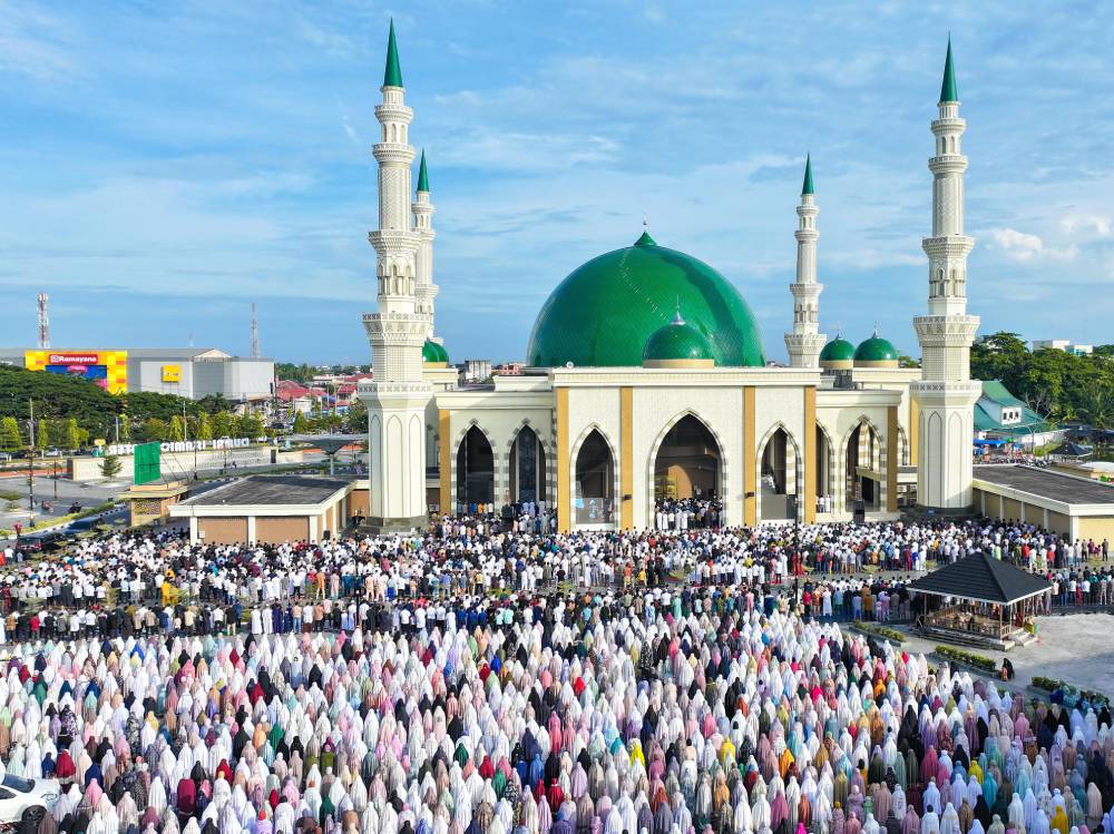 Ikuti Shalat Ied Berjamaah Di Dumai Islamic Center, Wawako Sugiyarto Pesankan Jaga Keberagaman Dan Kerukunan Di Kota Idaman 