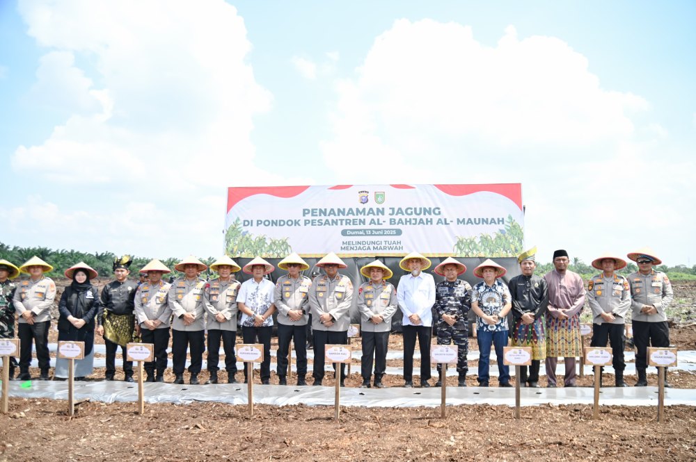 Kapolda Riau Tanam Pohon Dan Jagung Di Kota Dumai, Wako Paisal: Pohon Adalah Pelindung Harapan Masa Depan