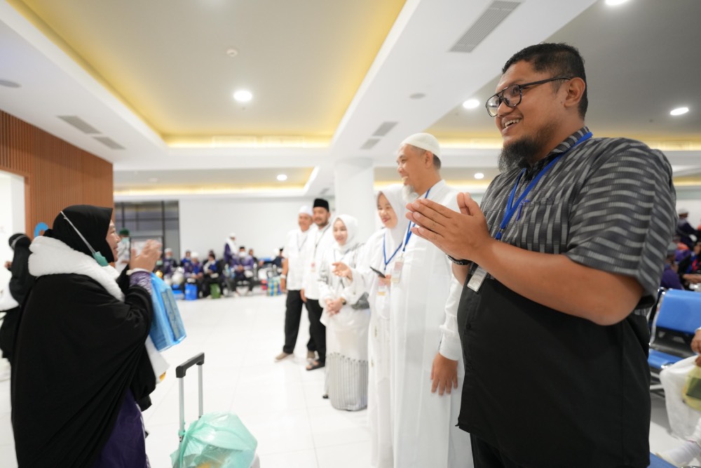 Haru dan Penuh Kekeluargaan, Wako Dumai Sambut Langsung Kepulangan 270 Jamaah Haji Dumai Kloter 12 