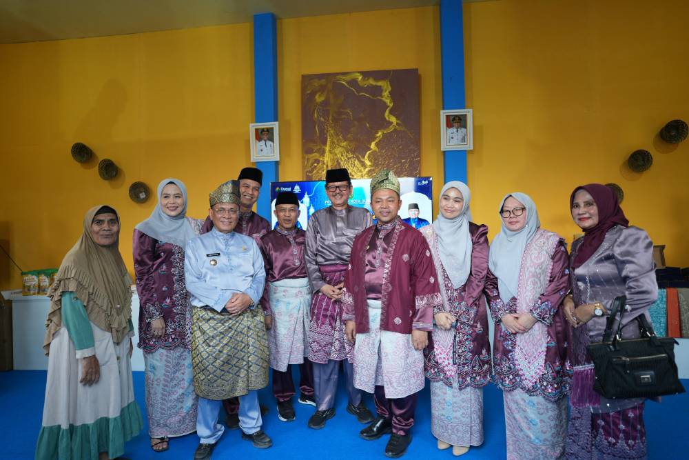 Stand Bazar MTQ ke-43 di Negeri Junjungan Resmi Dibuka, Sekda Sambut Hangat Kunjungan Gubri Beserta Rombongan ke Stand Bazar Dumai 