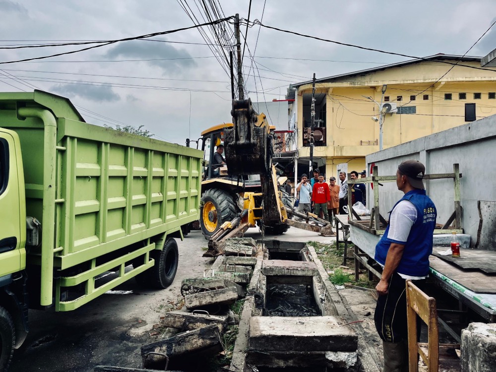 Pemko Dumai Gandeng Masyarakat Laksanakan Gotong Royong Pembersihan Drainase di Jalan Jendral Sudirman
