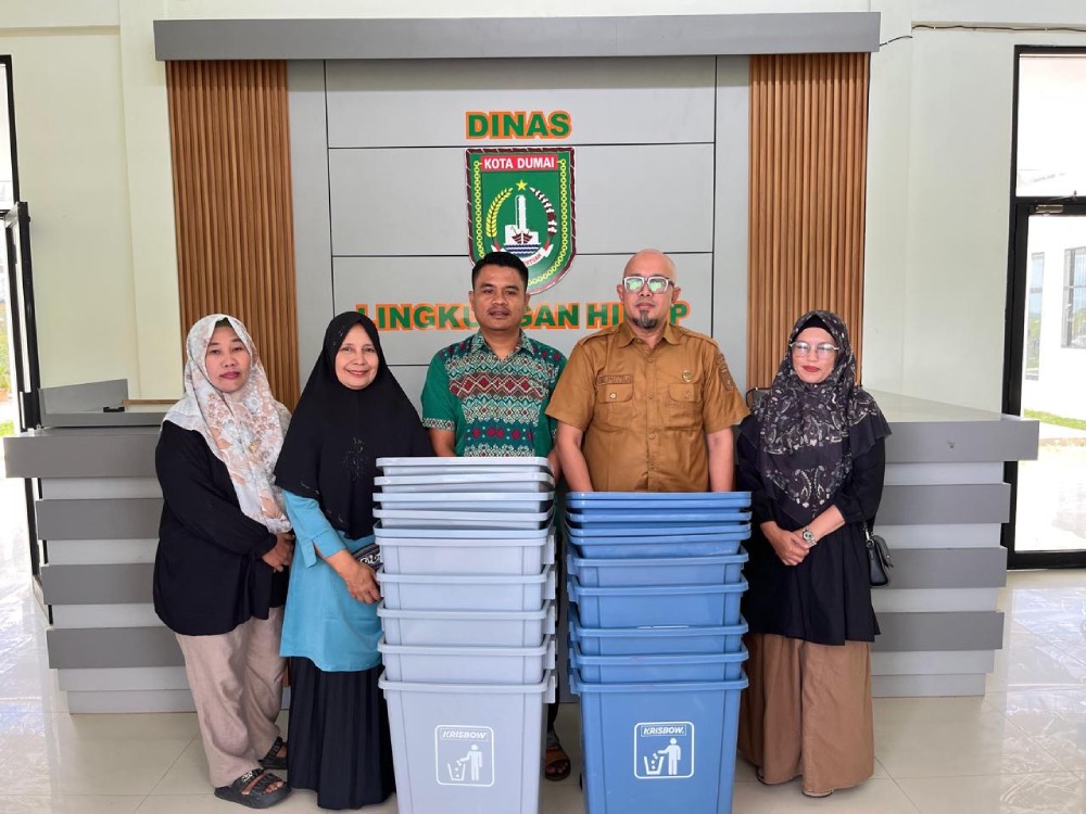 Wujudkan Kepedulian Masyarakat Dalam Membuang Sampah, DLH Kota Dumai Serahkan 10 Unit Tempat Sampah Kepada Perwakilan Pedagang CFN Bukit Kapur