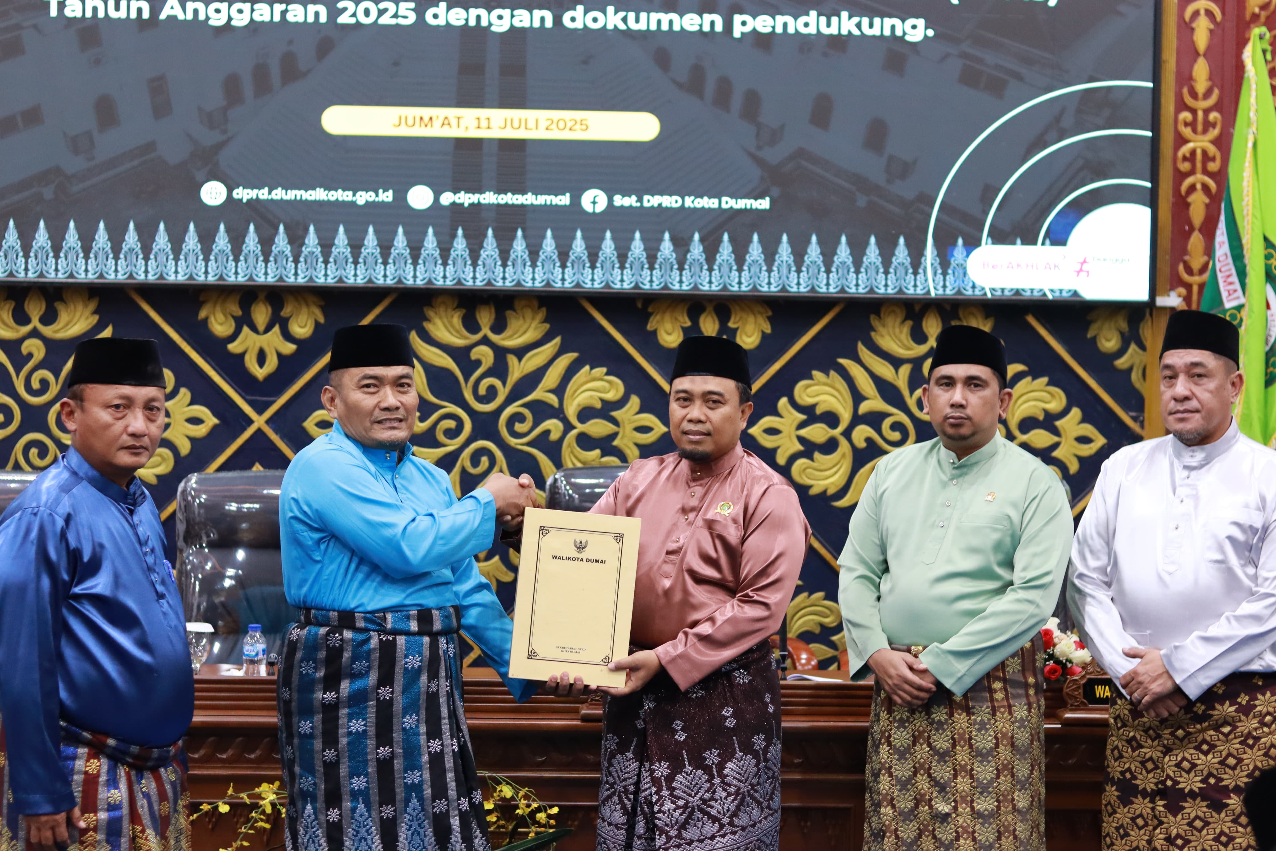 Wawako Sugiyarto Sampaikan Penjelasan Sekaligus Serahkan Dokumen KU-APBDP dan PPAS-P APBD Kota Dumai TA 2025 dalam Rapat Paripurna DPRD Kota Dumai