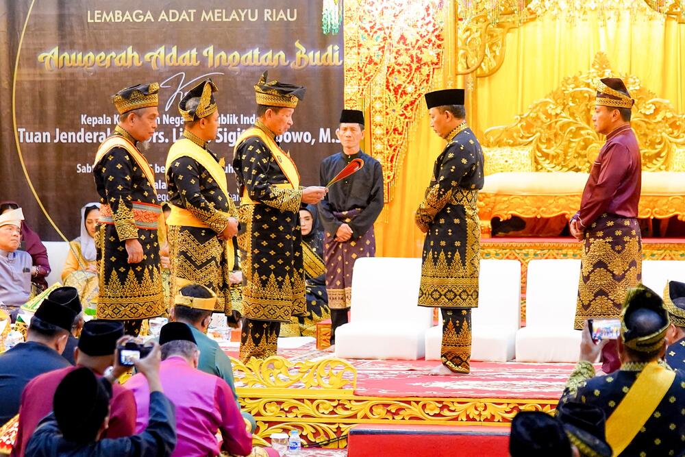 Kapolri Terima Anugerah Adat Ingatan Budi dari LAM Riau, Wawako Dumai Sugiyarto Ucapkan Tahniah