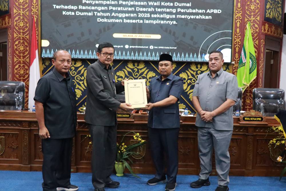 Sampaikan Penjelasan Wako Terhadap Ranperda APBD Perubahan Kota Dumai TA 2025, Sekda H Indra Gunawan Serahkan Dokumen Beserta Lampiran Kepada Pimpinan Rapat Paripurna 