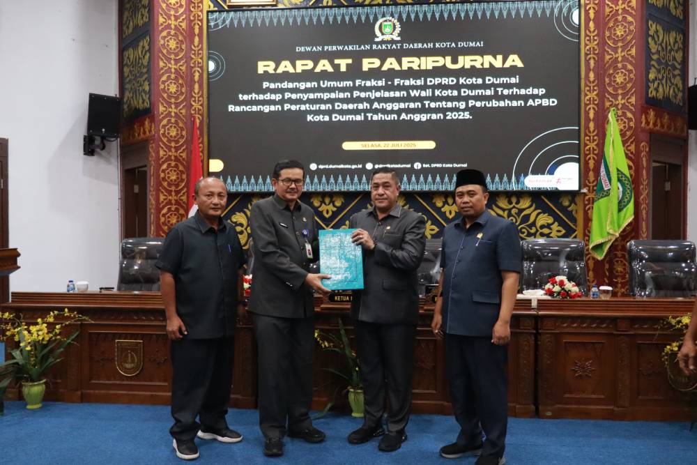 Rapat Paripurna Kembali Digelar, Sekdako Dumai Terima Naskah Pandangan Umum Fraksi-Fraksi DPRD Terhadap Ranperda APBD Perubahan TA 2025
