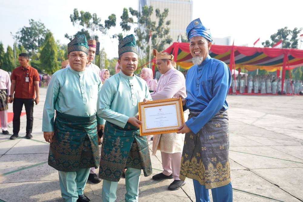 Berkah di Hari Jadi ke-68 Provinsi Riau, Wako H. Paisal Terima Piagam Penghargaan Terbaik I Pembangunan Daerah Riau Tahun 2025