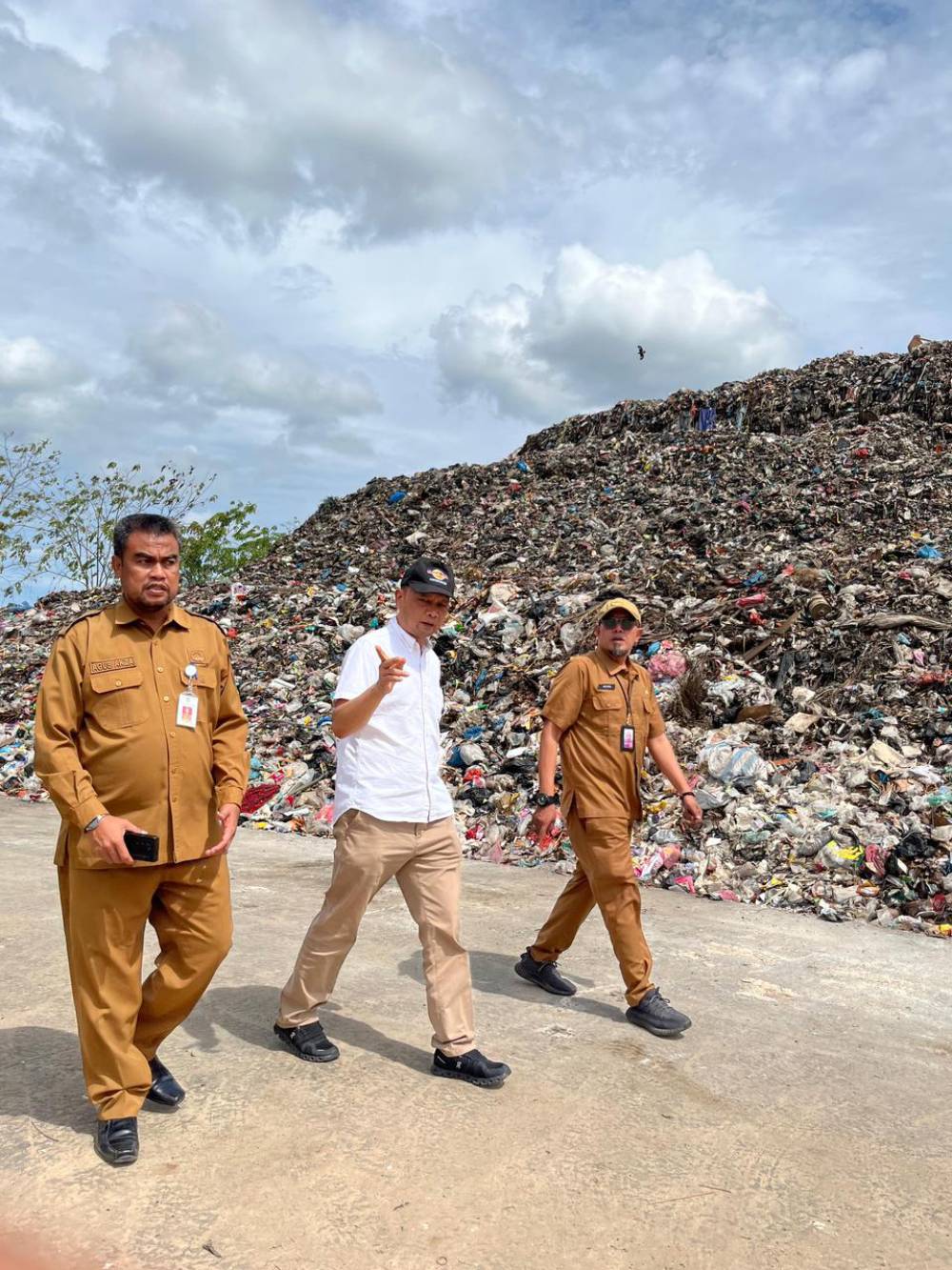 Tinjau Pengelolaan Sampah Di TPA Mekar Sari, Direktur PPMA KLH Apresiasi Penutupan Open Dumping Oleh DLH Kota Dumai 
