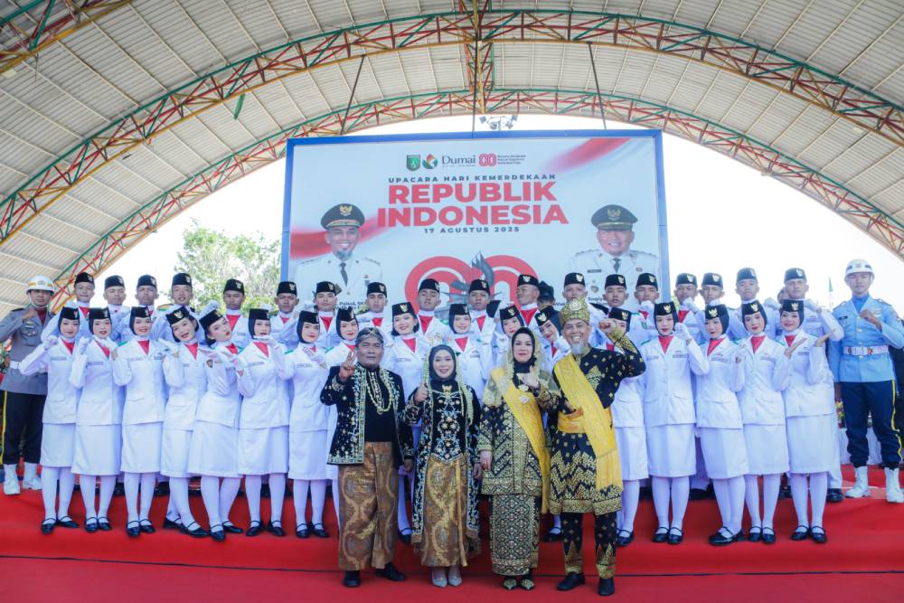Upacara HUT ke-80 RI di Dumai Penuh Warna, Wako H Paisal dan Wawako Sugiyarto Didampingi Istri Tampil Apik dengan Busana Adat 