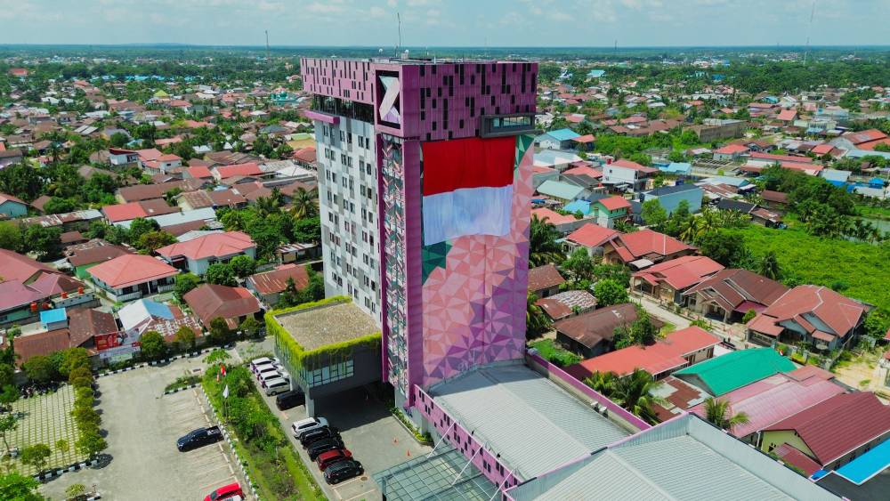 Bendera Merah Putih Raksasa Berhasil Berkibar Megah di Puncak Gedung The Zuri Dumai