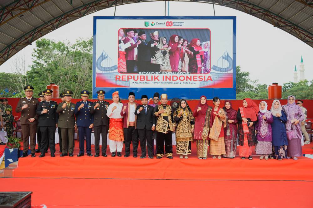 Upacara Penurunan Bendera Sang Merah Putih, Wawako Dumai Sugiyarto Beserta Istri Tampil Rancak dengan Pakaian Adat Minang 