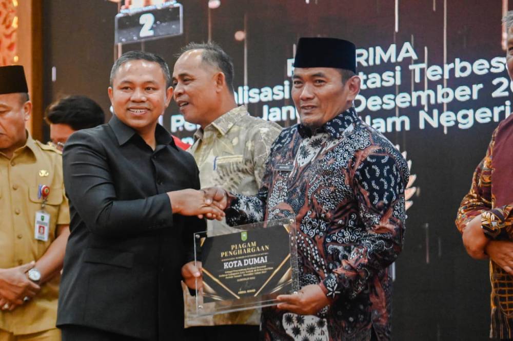 Raih Prestasi Gemilang Sektor Ekonomi dan Budaya, Wawako Sugiyarto Terima Penghargaan Investasi dan Sertifikat Kekayaan Intelektual Komunal dari Gubri
