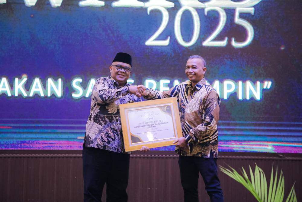 Apresiasi Sebagai Mitra Digital Terbaik, Kadis Kominfotiksan Dumai Terima Penghargaan Digital Award 2025 dari Tribun Pekanbaru
