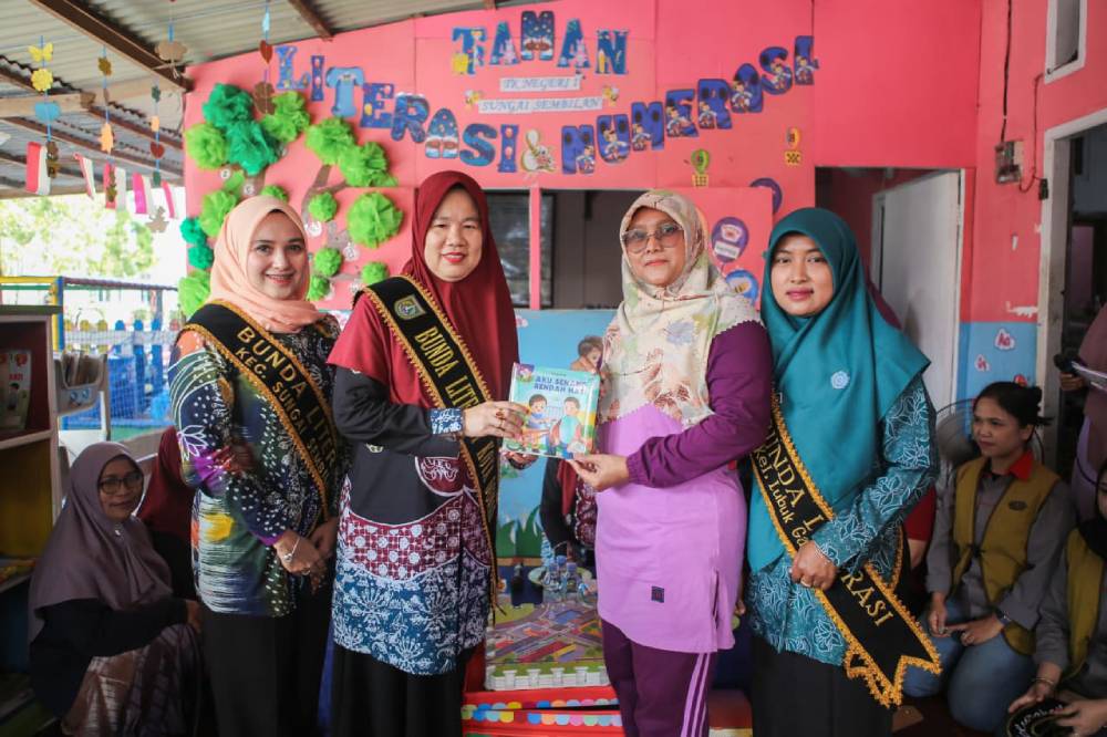 Berikan Wakaf Buku untuk TK Negeri 1 Sungai Sembilan, Bunda PAUD: Guru Fokus Ajarkan Anak-anak, Bukunya Biar Kami yang Pikirkan 