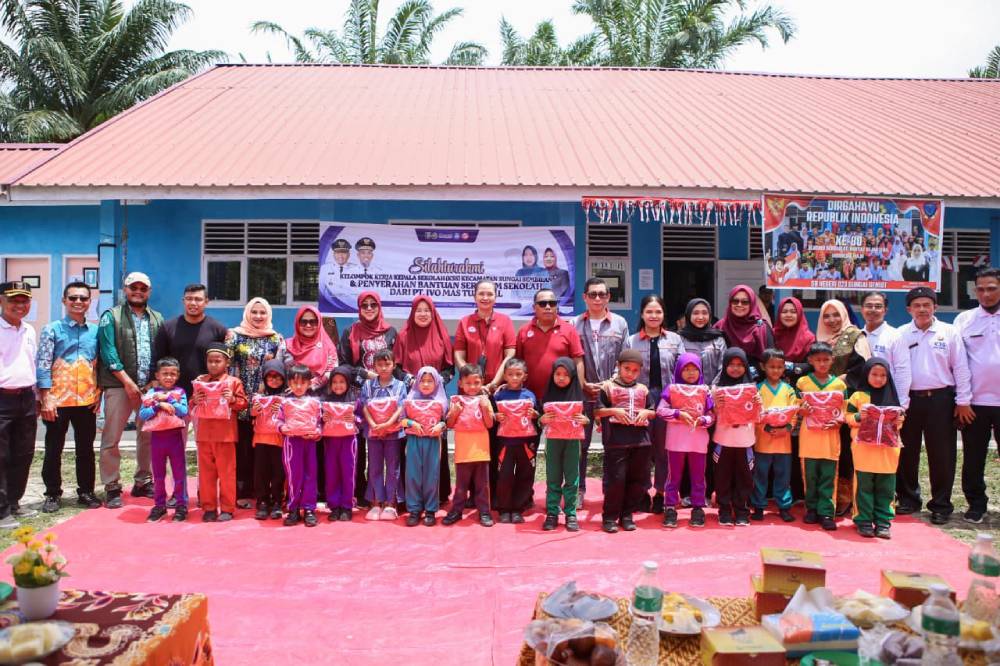 Bekerjasama Dengan Pemerintah Kota Dumai, PT. Ivo Mas Tunggal Berikan Bantuan Baju Olahraga Untuk 8 SD Negeri di 3 Kelurahan Terluar