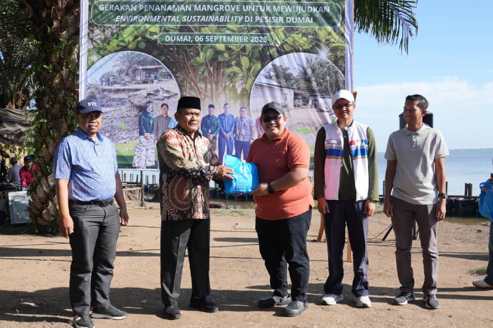 Wawako Sugiyarto Apresiasi Kolaborasi Pemko, Universitas Pertamina, dan KPI RU II Dumai dalam Penanaman Mangrove di Pesisir Mundam