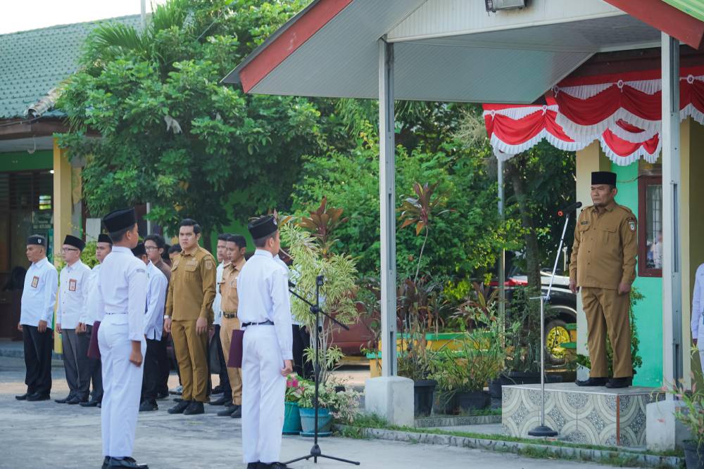 Pimpin Upacara di MAN 1, Wakil Walikota Dumai Berpesan Kepada Siswa Untuk Selalu Hormati Guru