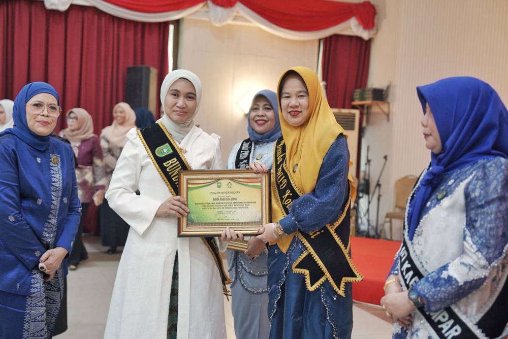Ukir Prestasi Gemilang Tingkat Provinsi Riau, Bunda PAUD Dumai Hj. Leni Ramaini Raih Penghargaan Penggerak Literasi Dini 