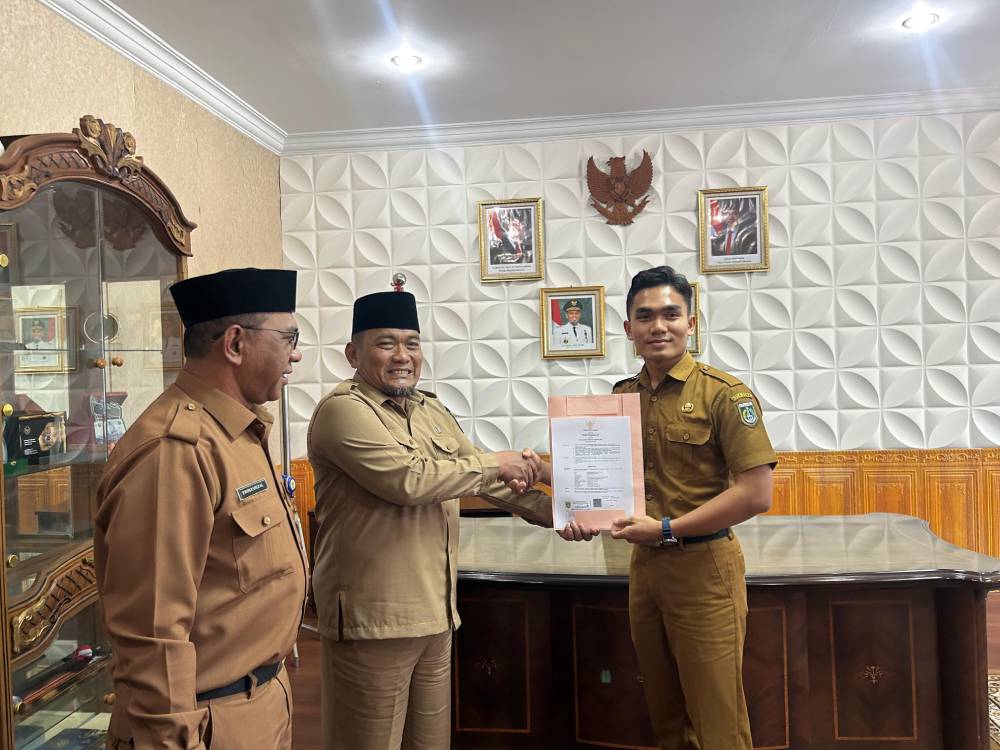 Serahkan SK Kepada CPNS dan PNS Lulusan Sekolah Kedinasan, Wawako Sugiyarto Harapkan Khidmat Terbaik Untuk Masyarakat Kota Dumai