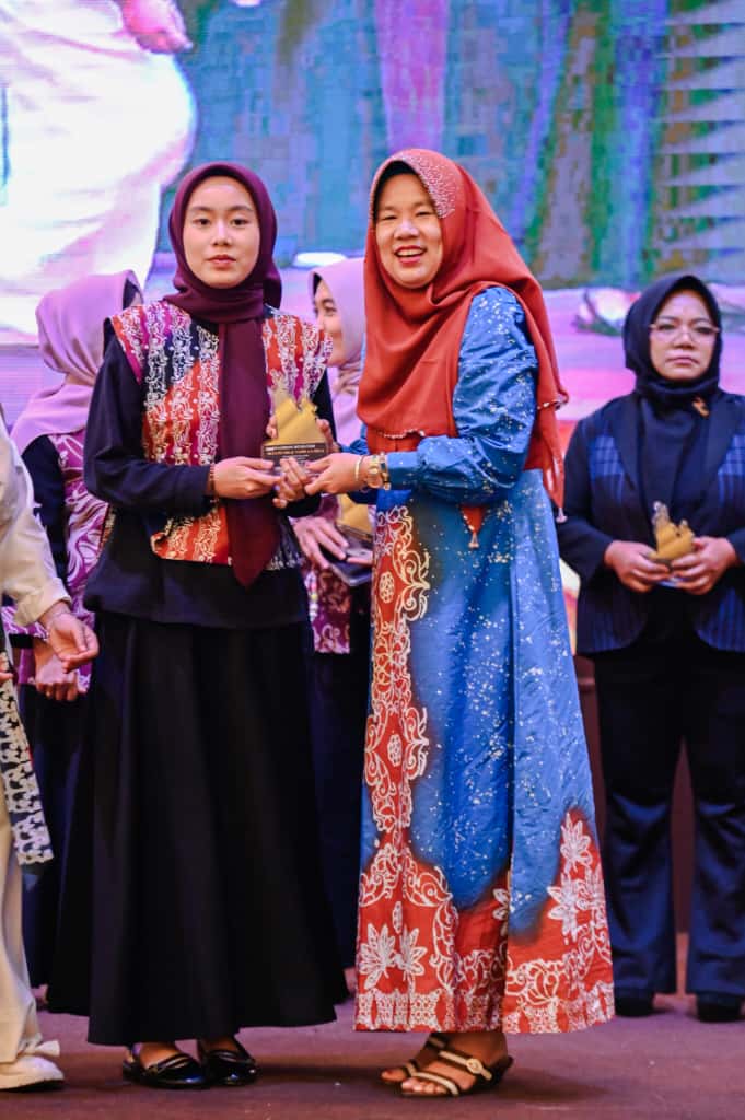 Ketua Dekranasda Dumai Hj. Leni Ramaini Bangga, Putrinya Tampil Memukau di 'International Riau Fashion Week 2025