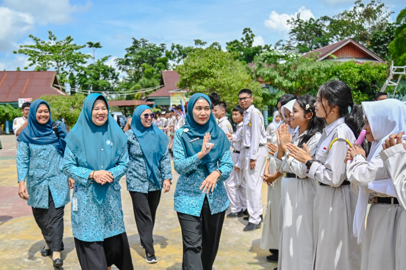Ketua TP PKK Riau dan Dumai Laksanakan Program Jelajah Anak Riau di SMA N Binsus, Fokus Edukasi Psikologis, Ketahanan Pangan, Tinjau Pelaksanaan PKG dan MBG
