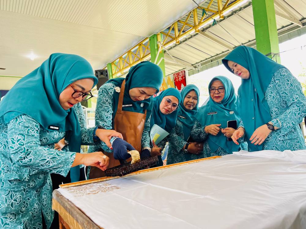 Ketua TP PKK Provinsi Riau Kunjungi Galeri Batik Dumai, Apresiasi Karya dan Kreativitas Pengrajin Lokal