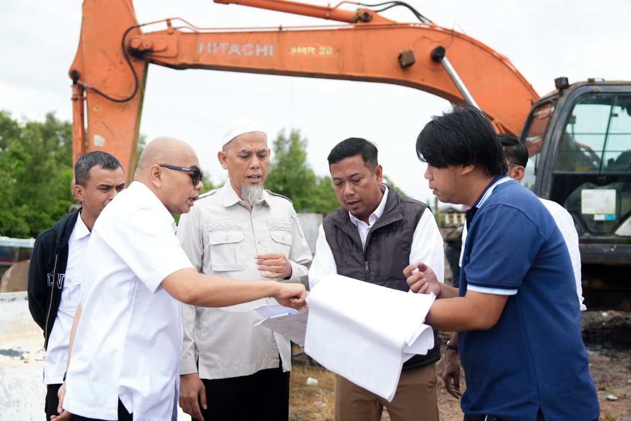 Didampingi Kepala Dinas PU, Wako Paisal Tinjau Progres Penanggulangan Banjir di Kawasan Bantaran Sungai Dumai