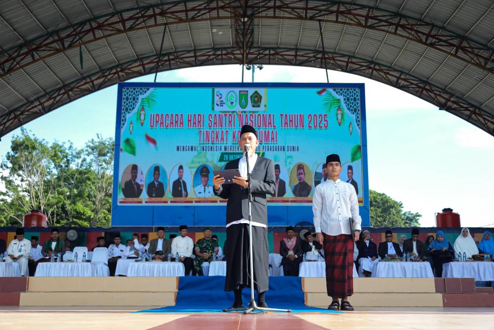 Pimpin Upacara Hari Santri Nasional Tahun 2025 di Dumai Kota Idaman, Wako H. Paisal: Jadilah Pelopor Kemajuan dengan Akhlak Mulia