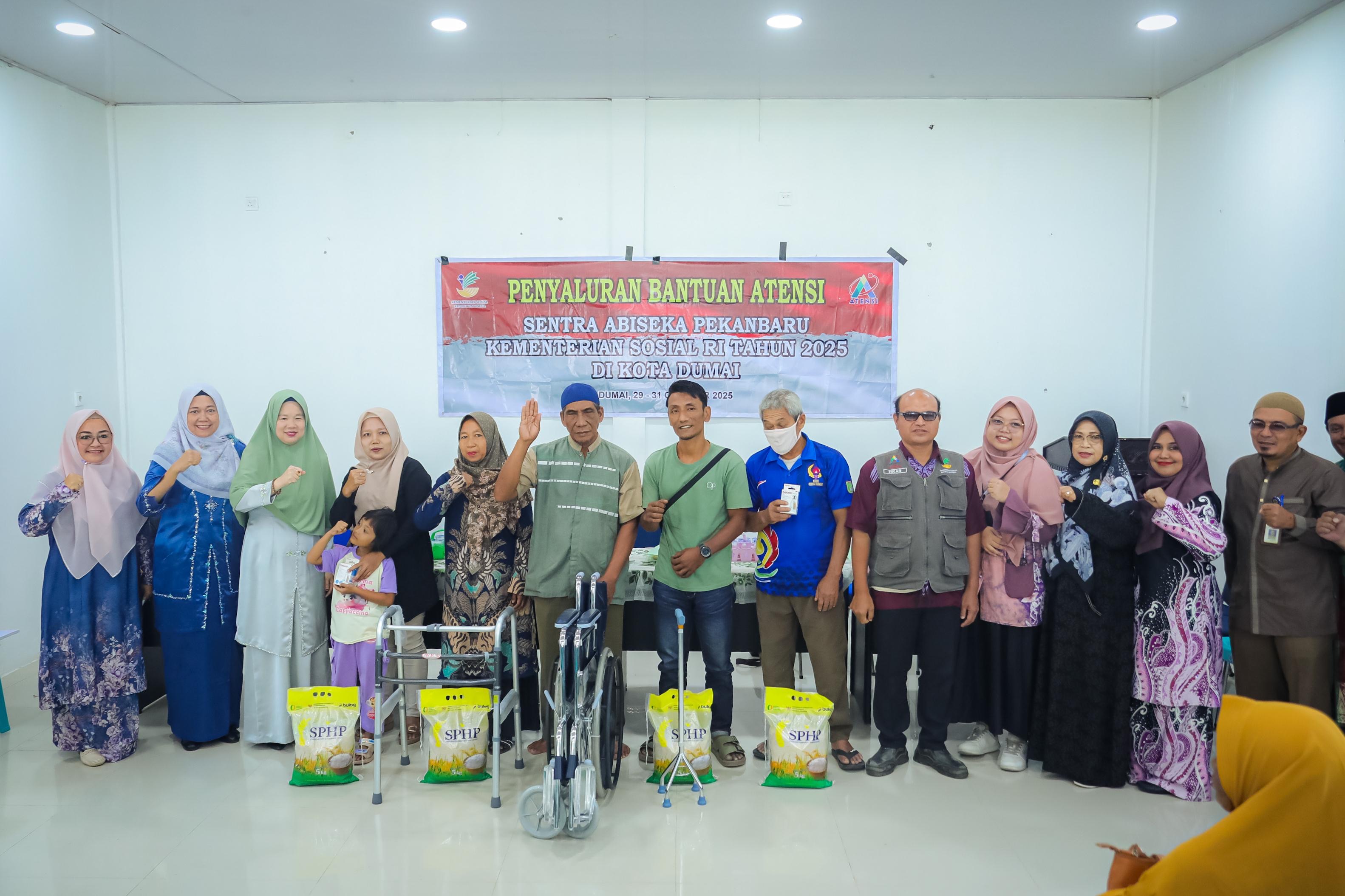 Ketua TP PKK Kota Dumai Serahkan Bantuan ATENSI untuk Lansia dan Penyandang Disabilitas