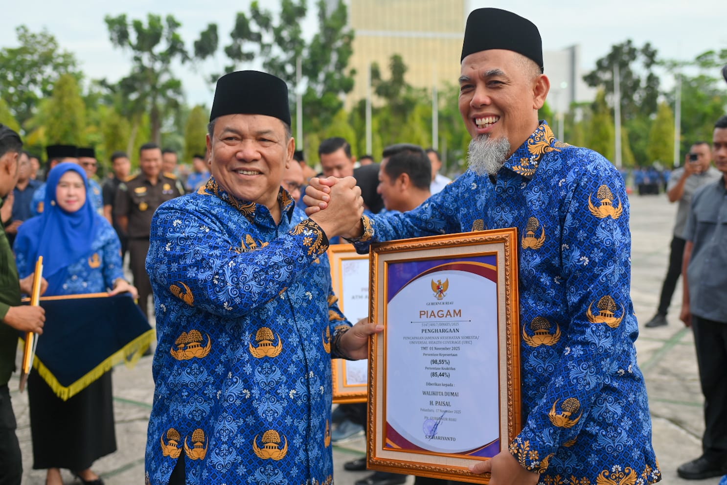 Dumai Capai UHC 98,55%, Wako H Paisal Terima Penghargaan dari Plt. Gubernur Riau