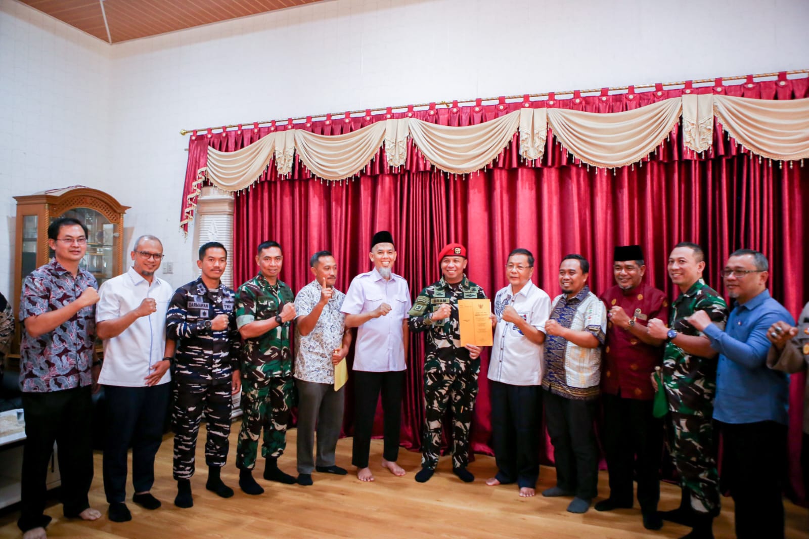 Disaksikan Wako Paisal, Kopassus Tandatangani Akta Hibah Bersama Tokoh Masyarakat di Kota Dumai