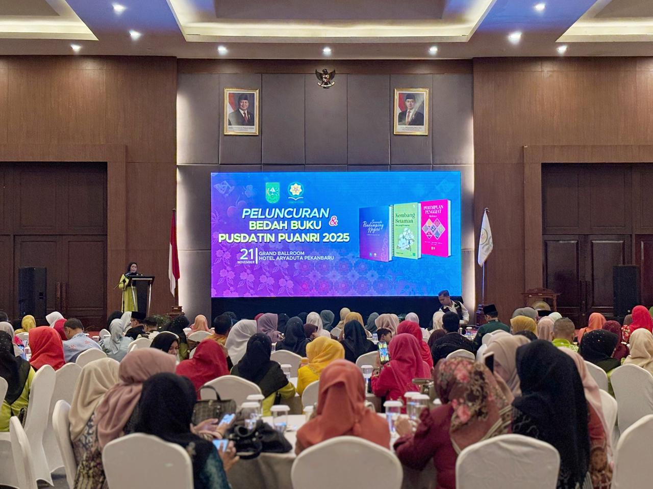 Ketua Dekranasda Kota Dumai Hadiri Peluncuran Buku “Perempuan Penggiat Batik Riau” di Pekanbaru