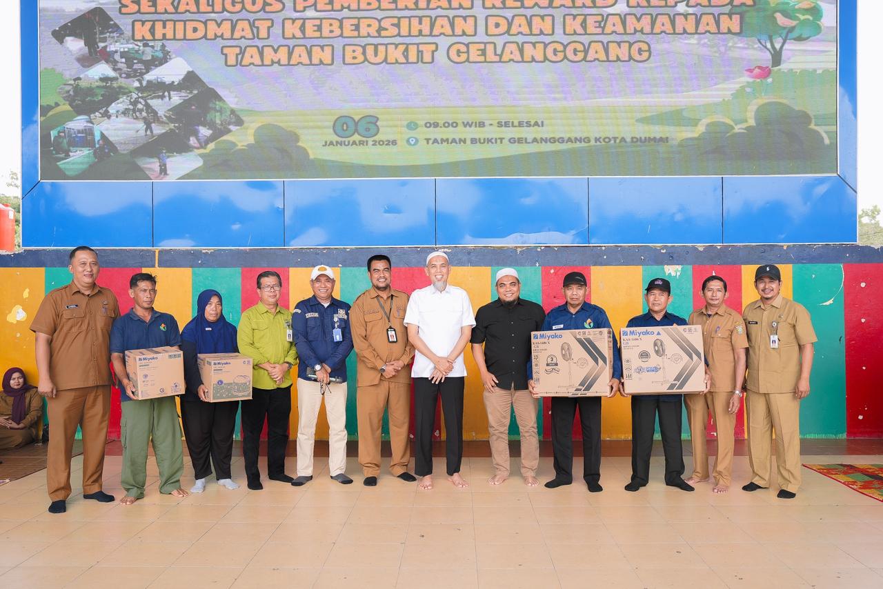 Apresiasi Dedikasi Menjaga Ikon Kota, Wako H. Paisal Berikan Reward kepada Petugas Kebersihan dan Keamanan Taman Bukit Gelanggang