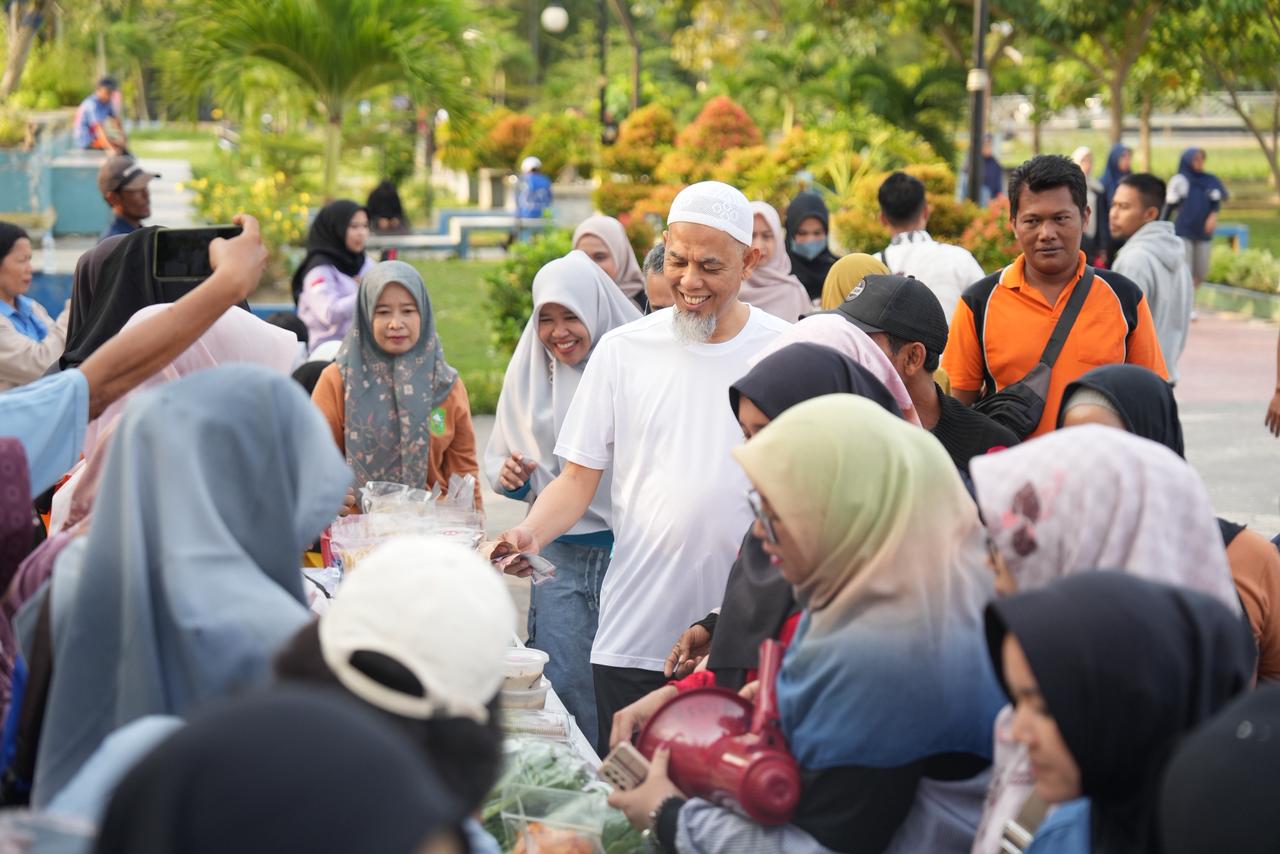 Wako H. Paisal Traktir Warga di Gerakan Pangan Murah, Upaya Pemko Dumai Tekan Inflasi dan Jaga Daya Beli