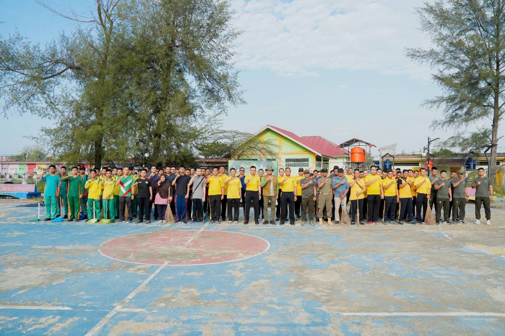 Tindak Lanjuti Arahan Presiden Terkait 'Perang Terhadap Sampah', Polres Dumai Bersama TNI dan Pemko Gelar Aksi Bersih Lingkungan di TBG