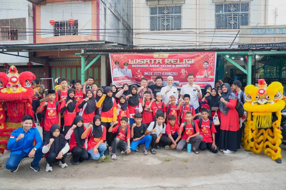 Semangat Kebersamaan Imlek, Wali Kota Dumai Lepas Rombongan Wisata Religi Bersama Anak Yatim dan Dhuafa