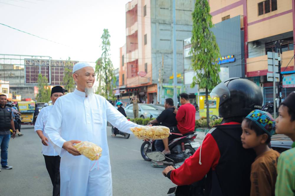 Sapa Pedagang dan Borong Takjil, Wako H. Paisal Ajak Dermawan Berbagi Berkah di Bulan Suci