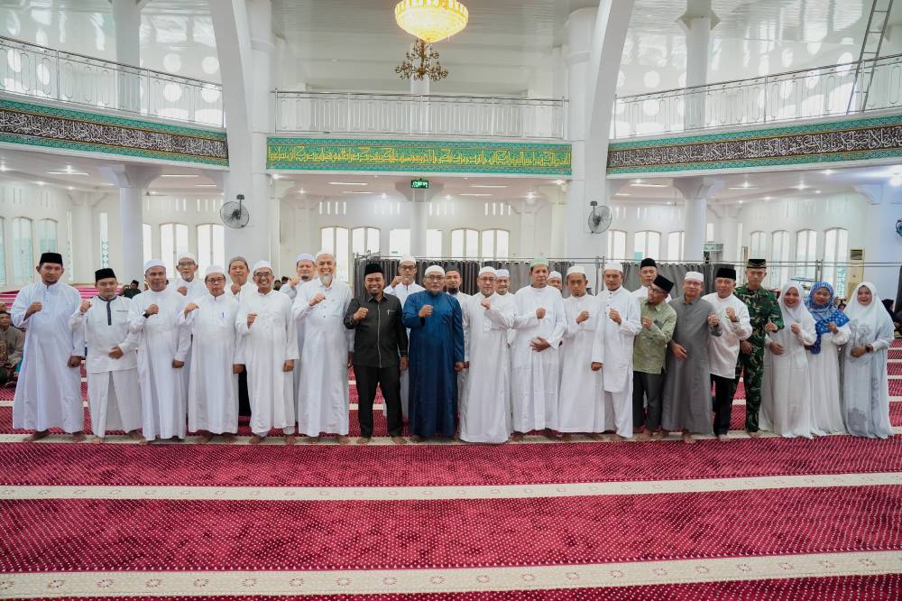 Menjelang Berbuka Puasa, Wako Paisal Kukuhkan Pengurus Badan Pengelola Masjid Paripurna Al-Manan Kota Dumai