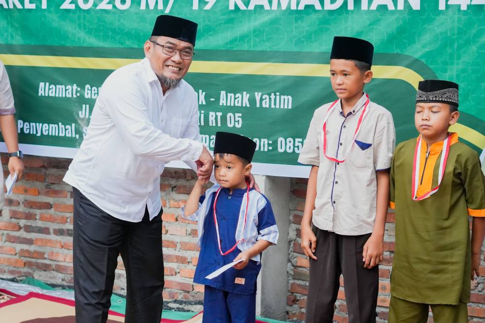 Momen Harlah ke-7 Gerakan Sedekah Tanpa Mikir, Wawako Sugiyarto Santuni Ratusan Anak Yatim di Tanjung Penyembal