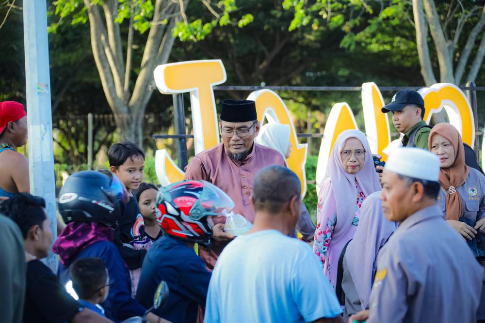 Pererat Silaturahmi, Wawako Sugiyarto Pimpin Aksi Berbagi 1.500 Takjil Bersama PBSR Dumai dan All Scooterist Dumai